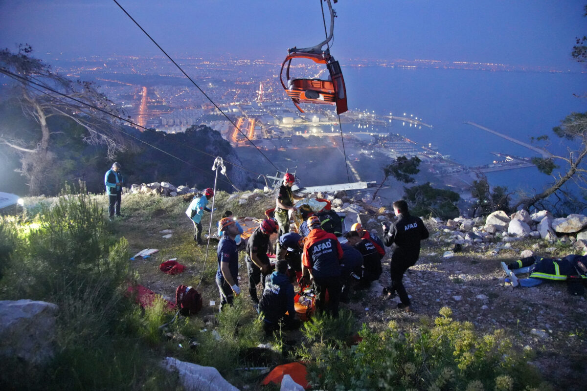V nesreči žičnice v Turčiji en mrtev, reševanje potnikov še vedno poteka