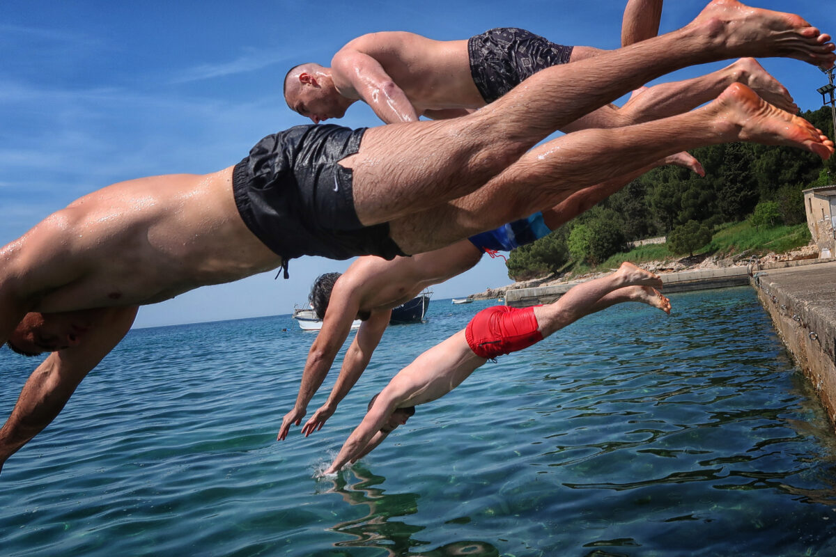 Ob skorajda poletnih temperaturah se je začela sezona skokov morje