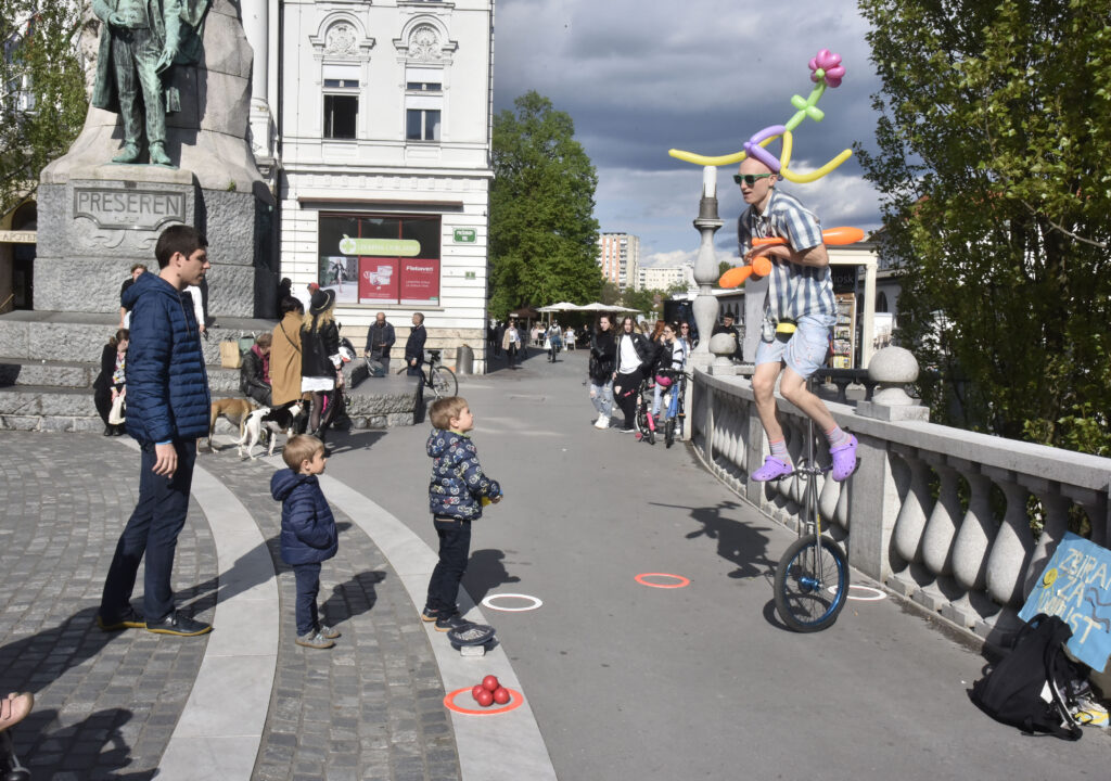 Žongler zabava ljudi na Prešernovem trgu