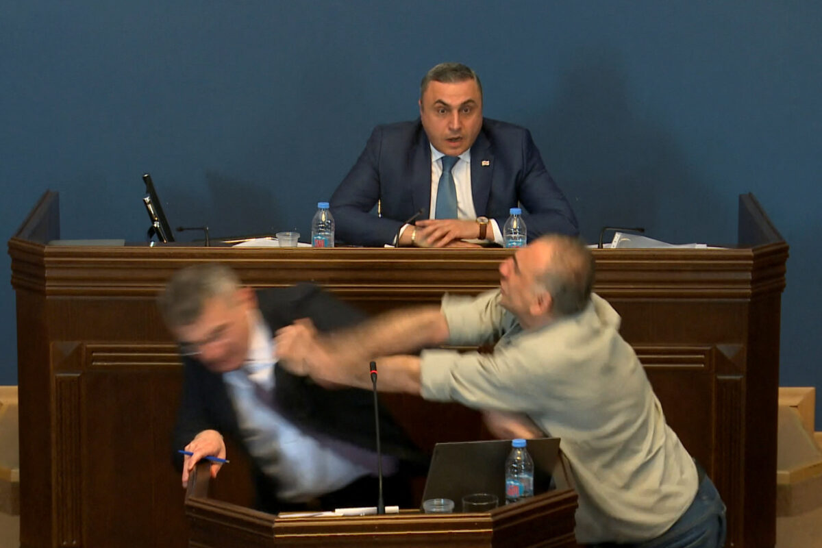 Napeto v gruzijskem parlamentu: prerivanje med poslanci in celo pretep (VIDEO)