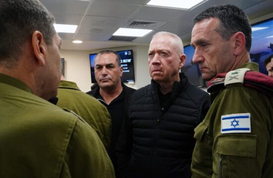 Izraelski obrambni minister na zasedanji vojnega kabineta