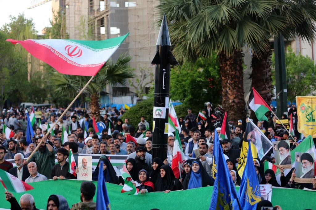 Zborovanje na ulicah Teherana v podporo iranskega napada na Izrael