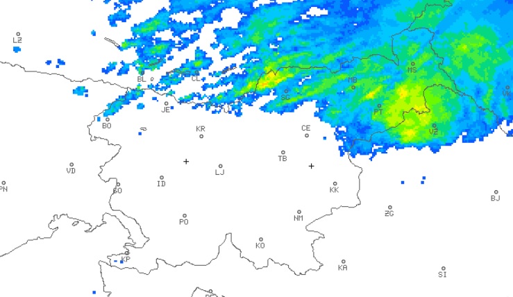 Hladna fronta že dosegla Slovenijo: spremljajte, kako se premikajo padavine