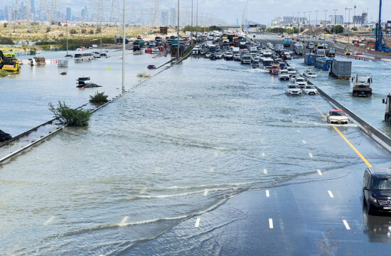 Poplavljene ceste v Dubaju