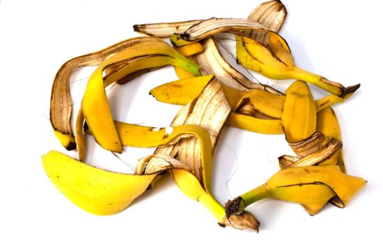 Rastline vam bodo hvaležne: kako v vrtu uporabiti bananine olupke