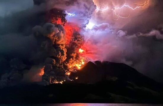 Izbruh ognjenika v Indoneziji na otoku Ruang