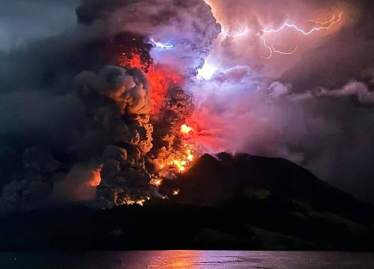 Izbruh ognjenika v Indoneziji na otoku Ruang