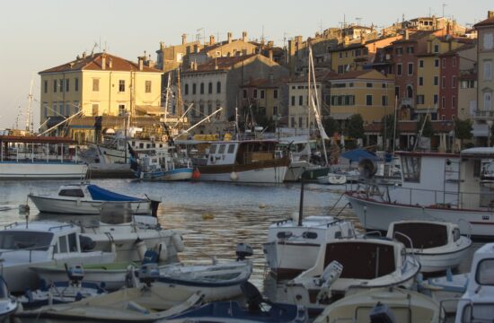 Uvod v glavno turistično sezono: “Na Hrvaškem in doma so cene do 12 % višje”