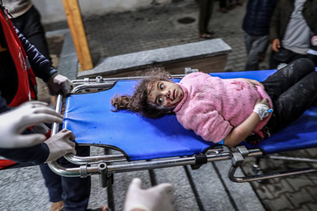 Palestinska deklica, ranjena v napadu izraelskih sil. 