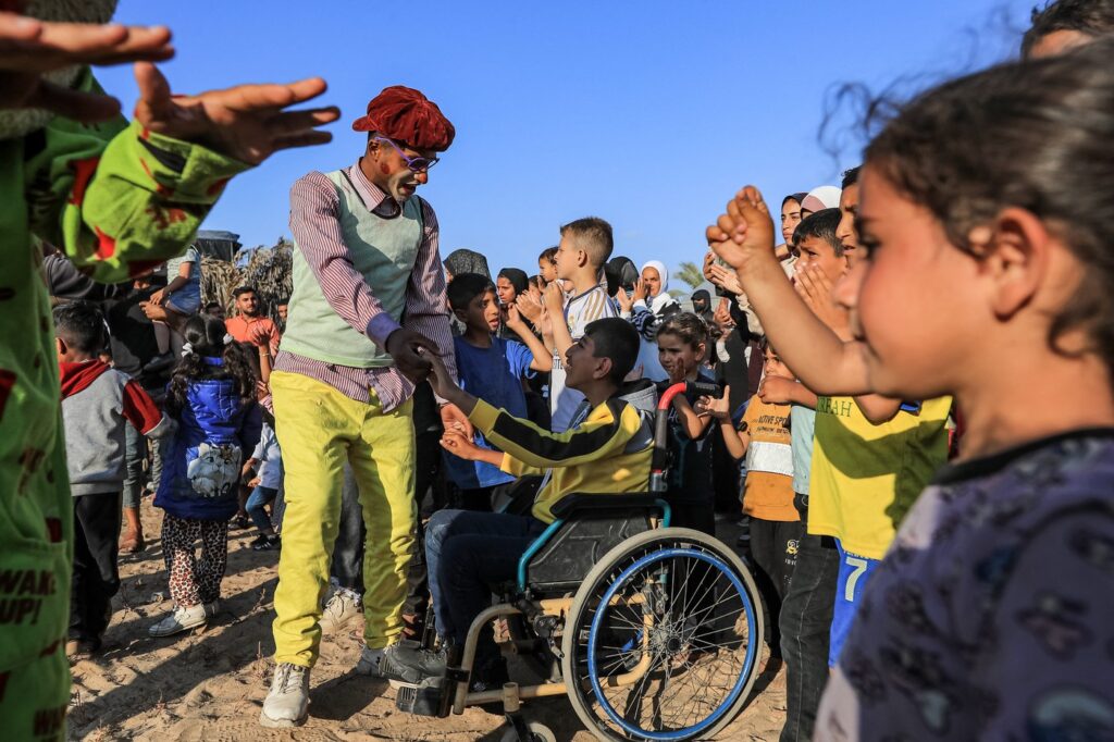 Palestinski prostovoljci zabavajo otroke