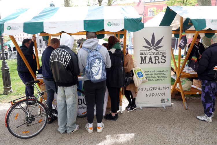 stojnice na Marihuana marš