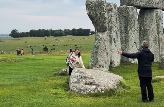 Stonehenge, predrzna turistka