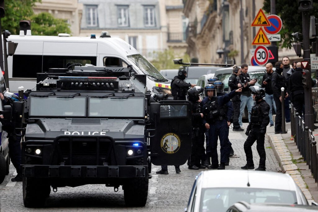 francoska policija pred iranskim konzulatom v parizu