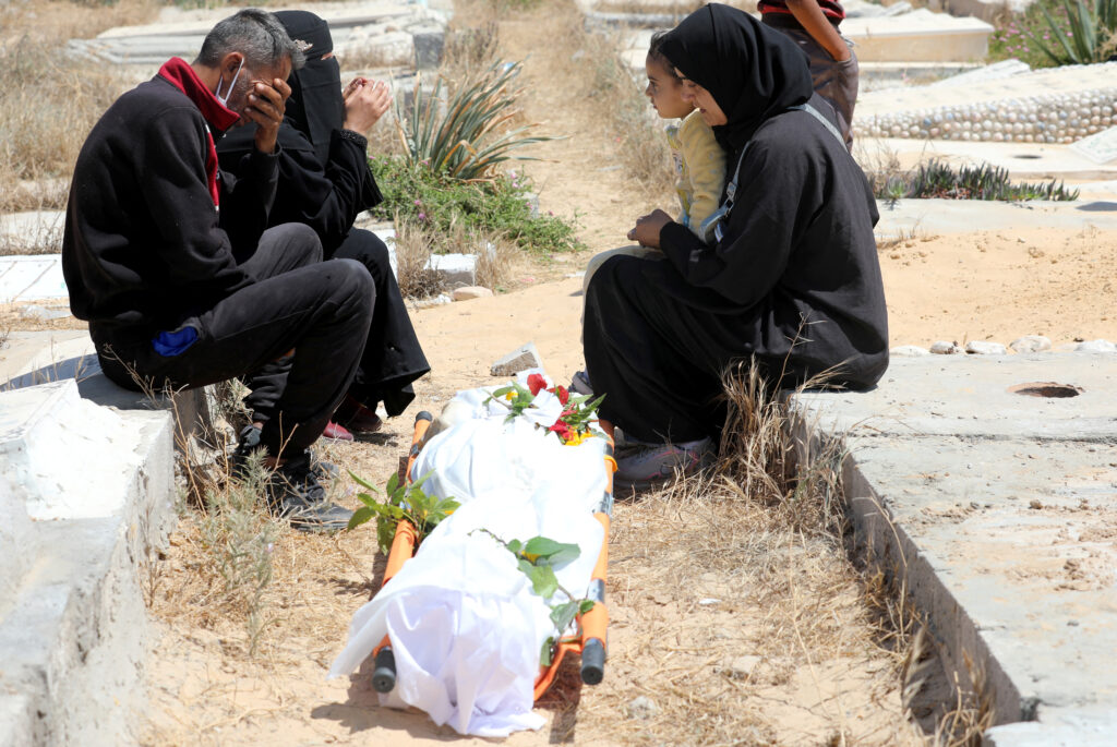 Žalovanje svojcev ob izkopanem truplu na dvorišču bolnišnice Naser v Gazi