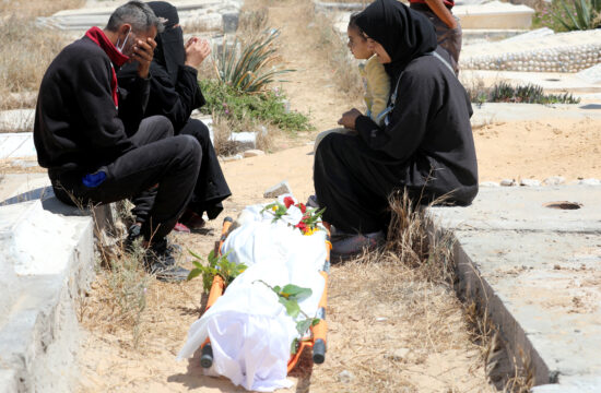 Žalovanje svojcev ob izkopanem truplu na dvorišču bolnišnice Naser v Gazi