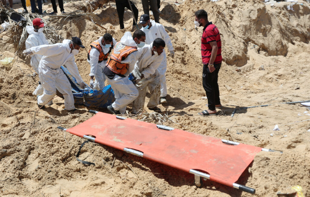 Izkopavanje trupel na dvorišču bolnišnice Naser v Gazi