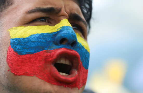 barve kolumbijske zastave na obrazu protestnika