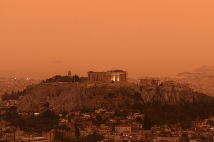 oranžno nebo v Atenah