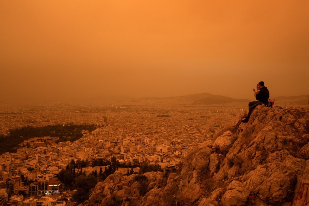 oranžno nebo nad Atenami