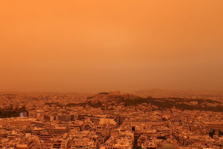 oranžno nebo v Atenah