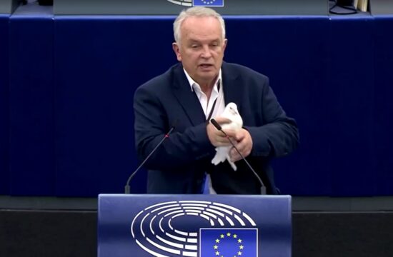 Slovaški evroposlanec Miroslav Radačovsky je v Evropskem parlamentu izpustil belo golobico