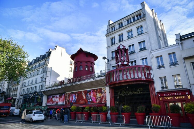Z Moulin Rougea odpadla vetrnica
