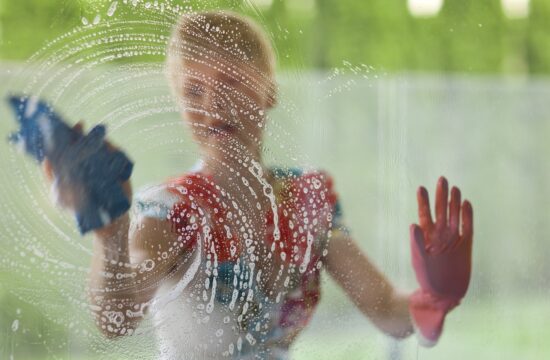 ženska čisti, umiva okno