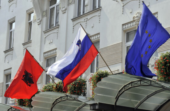 Slovenska in albanska zastava