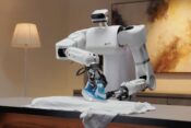 robot, Astribot S1, gospodinjstvo, gospodinjska dela, likanje