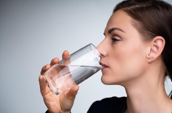ženska pije vodo