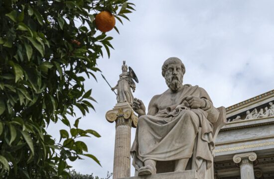 Spomenik starogrškega filozofa pred atensko Akademijo