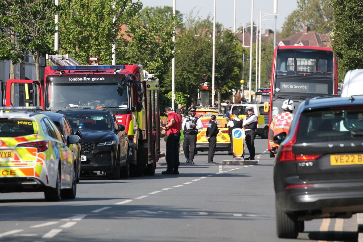 V Londonu moški, oborožen z mečem, zabodel več ljudi