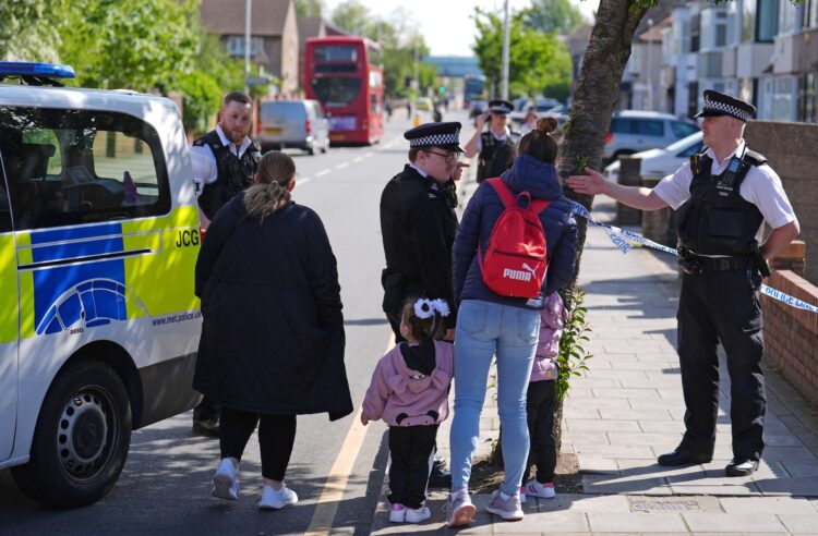 V Londonu moški, oborožen z mečem, zabodel več ljudi