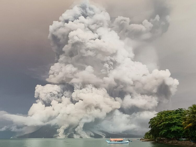 Izbruh vulkana Ruang v Indoneziji