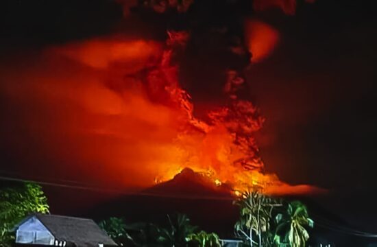 Izbruh vulkana Ruang v Indoneziji