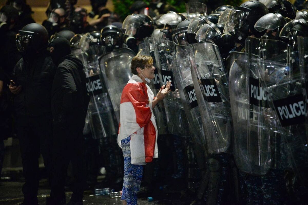 Policija s pendreki, vodnim topom in solzivcem nad protestnike v Gruziji