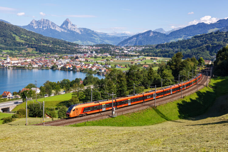 Vlak ob jezeru Zug