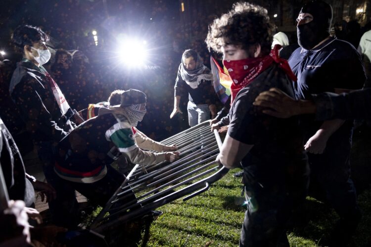 Na kalifornijski univerzi izbruhnili spopadi med propalestinskimi in proizraelskimi protestniki