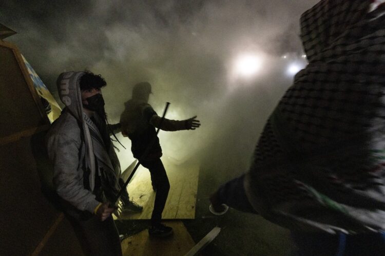 Na kalifornijski univerzi izbruhnili spopadi med propalestinskimi in proizraelskimi protestniki