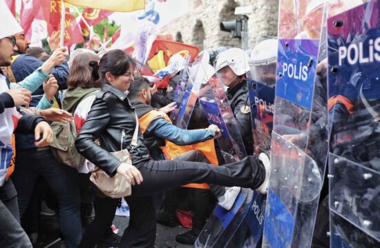 V Istanbulu na prepovedanih prvomajskih shodih pridržali več deset protestnikov