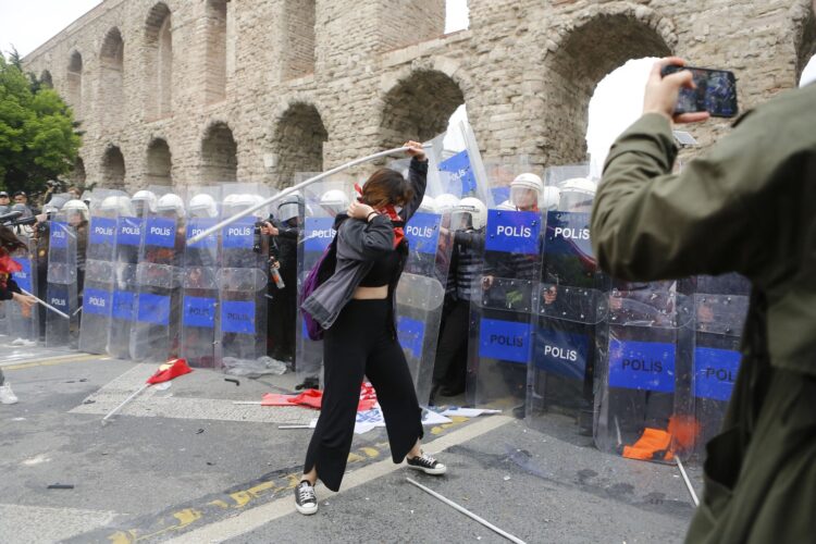 V Istanbulu na prepovedanih prvomajskih shodih pridržali več deset protestnikov