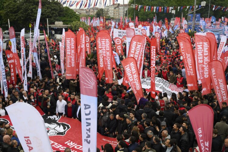 V Istanbulu na prepovedanih prvomajskih shodih pridržali več deset protestnikov