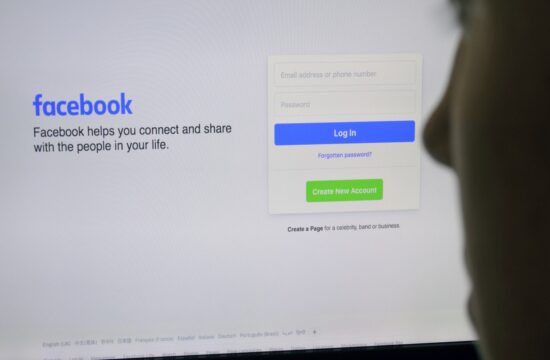 Pogled na zaslon in vstop v družbeno omrežje Facebook