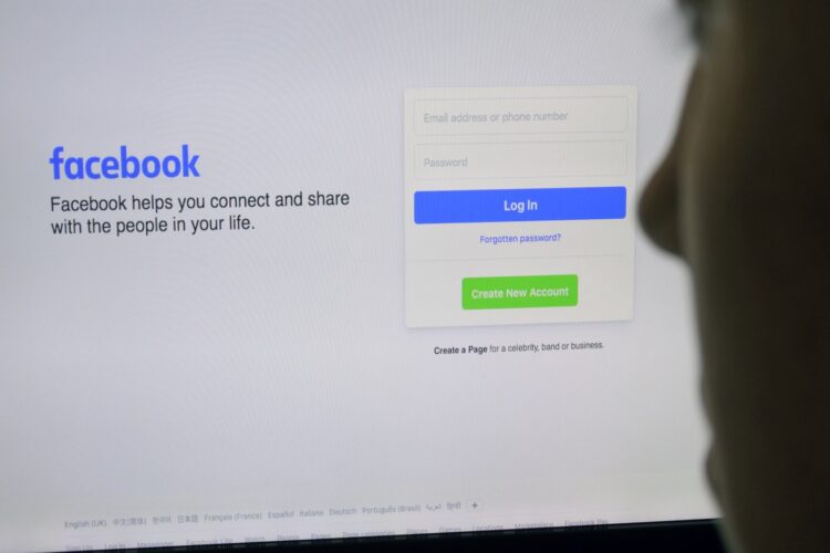 Pogled na zaslon in vstop v družbeno omrežje Facebook