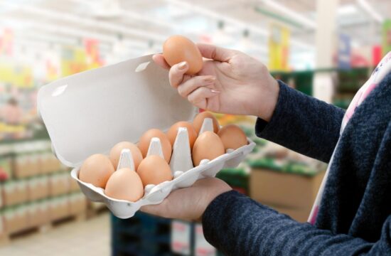 Nakup kartona jajc v trgovini