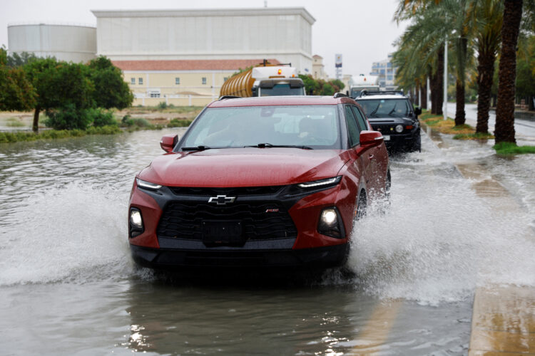 Združene arabske emirate so zgolj dva tedna po poplavah zajele nove padavine