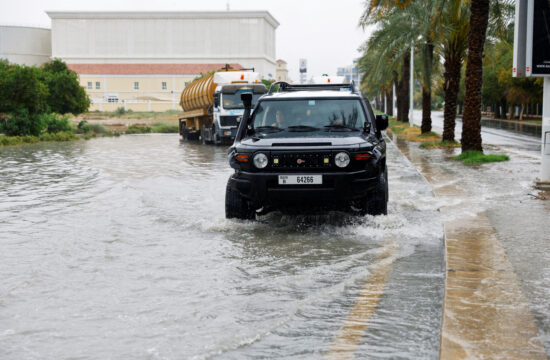 Združene arabske emirate so zgolj dva tedna po poplavah zajele nove padavine