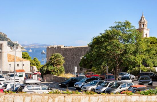 Hrvati z zasoljenimi cenami. Parkiranje v Dubrovniku do 200 evrov