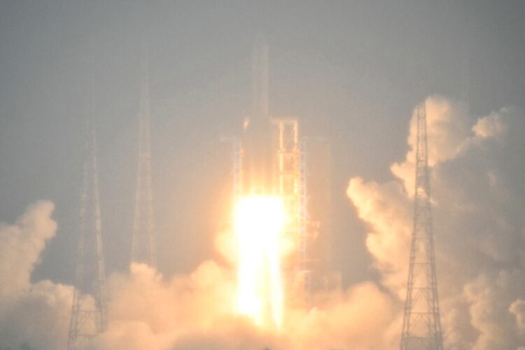 Kitajska proti temni strani Lune izstrelila raketo