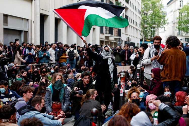 Propalestinski protest na Sciences Po v Parizu